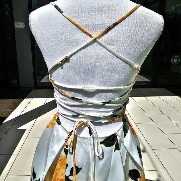 Windsor ✦ Floral Fit & Flare Dress ✦ White & Yellow Summer Print w/ Lace-Up Back - Picture 7 of 17